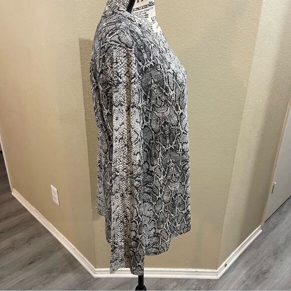 Banana Republic Malibu tee snake print top sz large - Picture 2 of 5